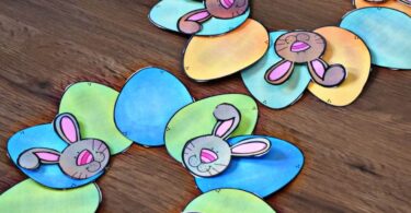 FREE Printable Easter Craft for Kids - this is such a cute, easy-to-make Easter wreath craft for toddler, preschool, kindergarten, and elementary age kids. Just print, color, cut and paste! #easter #craftsforkids #preschool
