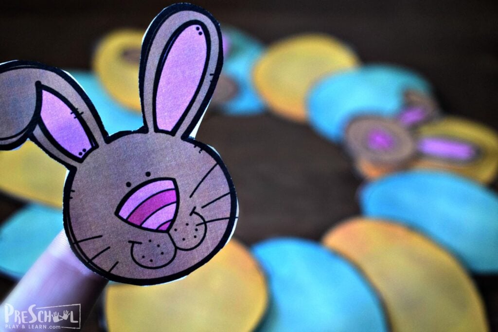 This is such a cute Eater craft ideas using printble eggs and bunnies