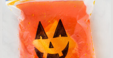 This outrageously FUN Exploding Pumpkin is a fun halloween science experiment for kids of all ages from toddler, preschool, pre-k, kindergarten, first grade, and 2nd grade students. This pumpkin activity is super simple to try using common materials you already have in your kitchen! Use this halloween activities to teach kids a little chemistry with this baking soda and vinegar experiment as part of your pumpkin theme or halloween theme in October.